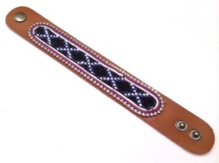 Pulsera de cuero azteca con estr&aacute;s transparente (1 ud.)